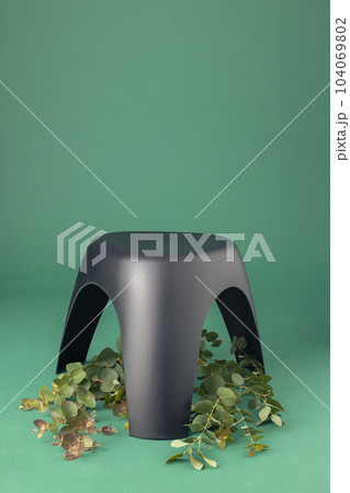 【花と椅子〜flowers and chairs〜】緑色のユーカリとエレファントスツール 【花と椅子〜flowers and chairs〜】緑色のユーカリとエレファントスツール 104069802