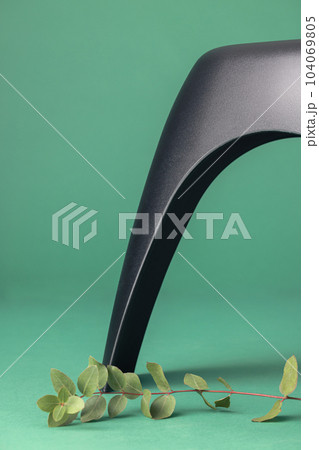 【花と椅子〜flowers and chairs〜】緑色のユーカリとエレファントスツール 104069805