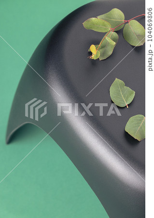 【花と椅子〜flowers and chairs〜】緑色のユーカリとエレファントスツール 104069806