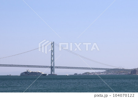 明石海峡を通過するクルーズ船 ル・ソレアル（兵庫県 明石市 明石海峡大橋） 104070122