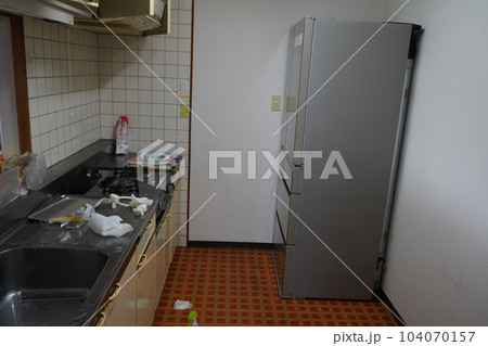キッチン　掃除中 104070157