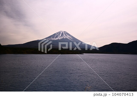 本栖湖と富士山 104070413