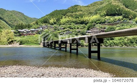 青空と新緑に彩られた四万十川と岩間沈下橋〈高知県西土佐岩間〉 青空と新緑に彩られた四万十川と岩間沈下橋〈高知県西土佐岩間〉 104072078