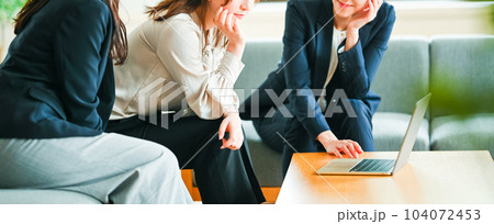 女性社員たち 女性社員たち 104072453