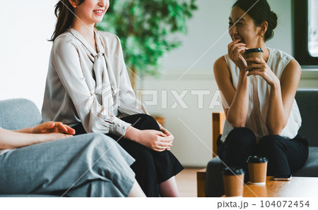 女性たちが集まる　女子トーク 104072454