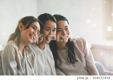 女性たちが集まる　女子トーク 104072458