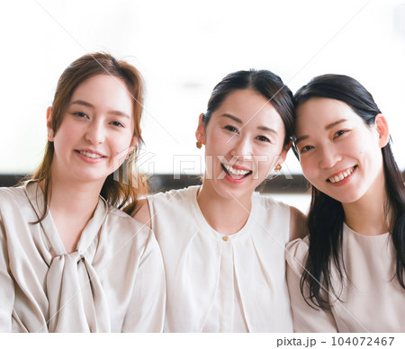 女性たちが集まる　女子トーク 104072467