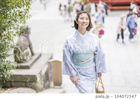 着物を着た女性が神社を参拝する 着物を着た女性が神社を参拝する 104072547