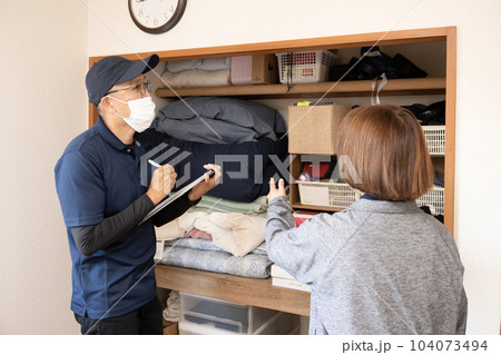 片付けの見積もりをする男性作業員 片付けの見積もりをする男性作業員 104073494