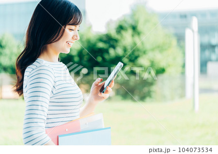 スマートフォンを操作する女子大学生。 104073534