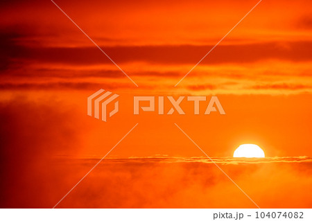夕焼けと美しい雲 104074082