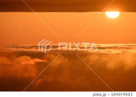 夕焼けと美しい雲 104074083