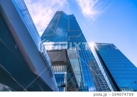 日本の東京都市景観 虎ノ門ヒルズステーションタワー（虎ノ門ヒルズ駅）などを望む 104074789