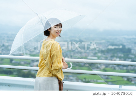雨天の日にお出かけする女性 傘を持った女性 雨天の日にお出かけする女性 傘を持った女性 104078016