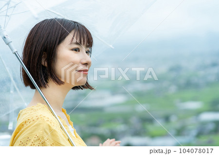 雨天の日にお出かけする女性 傘を持った女性 雨天の日にお出かけする女性 傘を持った女性 104078017