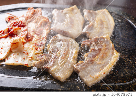 韓国の美味しい豚バラ肉料理 韓国の美味しい豚バラ肉料理 104078973