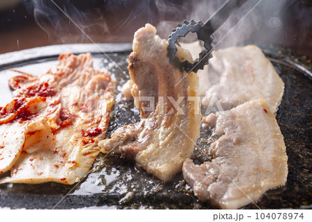 韓国の美味しい豚バラ肉料理 韓国の美味しい豚バラ肉料理 104078974