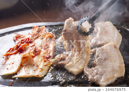 韓国の美味しい豚バラ肉料理 韓国の美味しい豚バラ肉料理 104078975
