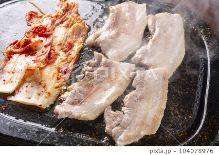 韓国の美味しい豚バラ肉料理 韓国の美味しい豚バラ肉料理 104078976