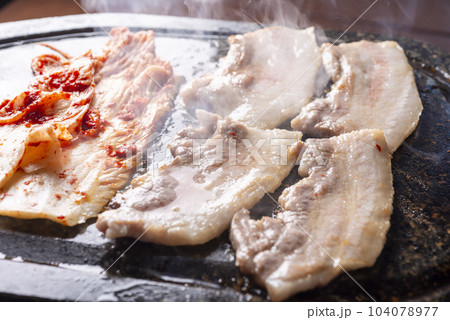 韓国の美味しい豚バラ肉料理 韓国の美味しい豚バラ肉料理 104078977