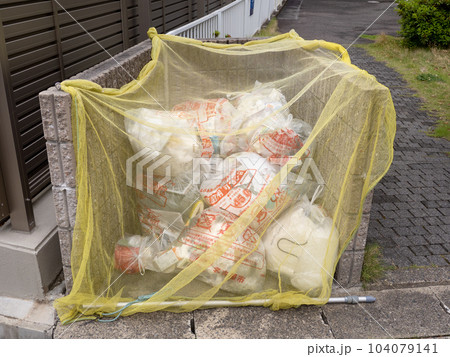 家庭ゴミの集積所 104079141