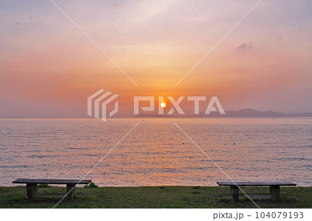 【琵琶湖の湖畔 (日の出)】 撮影場所:滋賀県大津市木戸(木戸湖岸緑地) 【琵琶湖の湖畔 (日の出)】 撮影場所:滋賀県大津市木戸(木戸湖岸緑地) 104079193