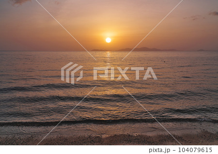 【琵琶湖の湖畔 (日の出)】 撮影場所：滋賀県大津市木戸(木戸湖岸緑地) 104079615