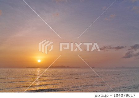 【琵琶湖の湖畔 (日の出)】 撮影場所:滋賀県大津市木戸(木戸湖岸緑地) 【琵琶湖の湖畔 (日の出)】 撮影場所:滋賀県大津市木戸(木戸湖岸緑地) 104079617