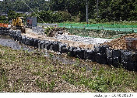 河川の護岸工事　大雨による被害を受けた道路沿いの洗掘防止工事 104080237