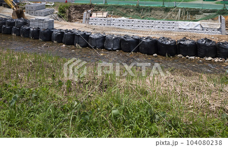 河川の護岸工事　大雨による被害を受けた道路沿いの洗掘防止工事 104080238