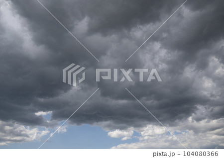 今にも降りそうな雨雲 今にも降りそうな雨雲 104080366