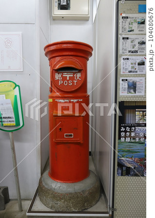千葉　佐倉　丸ポストのある風景（佐倉市役所内） 104080676