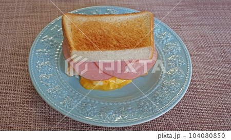 美味しいハムエッグトースト 104080850