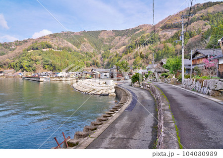 【菅浦の湖岸集落】 滋賀県長浜市西浅井町菅浦 【菅浦の湖岸集落】 滋賀県長浜市西浅井町菅浦 104080989
