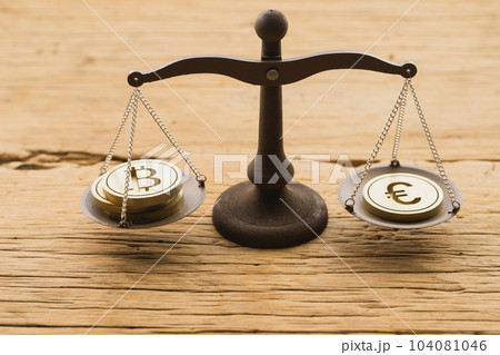 天秤にかけられたビットコインとユーロ(ナチュラルテイスト) 天秤にかけられたビットコインとユーロ(ナチュラルテイスト) 104081046