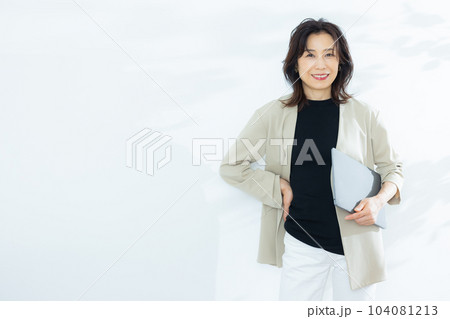 50代女性 ビジネスウーマン 50代女性 ビジネスウーマン 104081213