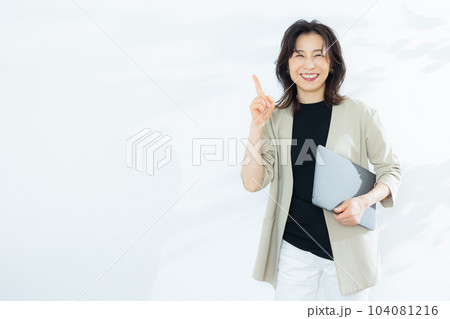 50代女性　ビジネスウーマン 104081216