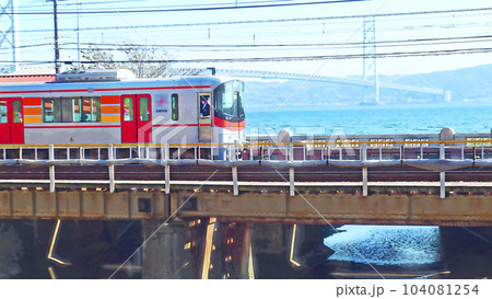 山陽電車の走行風景 西舞子付近 明石海峡大橋背景【横構図】 104081254