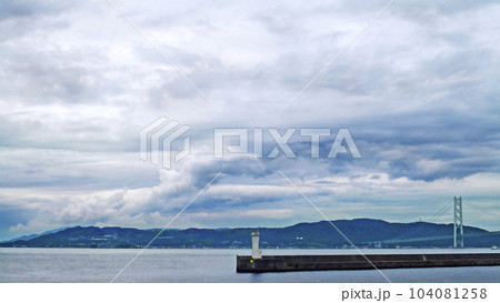 梅雨空の淡路島【横構図】 104081258