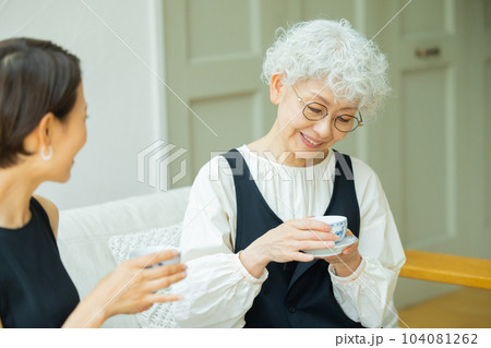 リビング 家族 ミドル シニア女性 リビング 家族 ミドル シニア女性 104081262