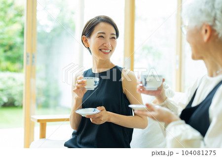 リビングのファミリー　　 104081275