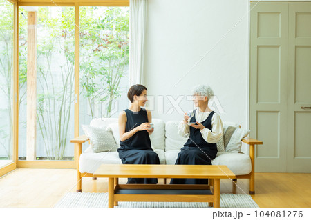 リビングのファミリー リビングのファミリー 104081276