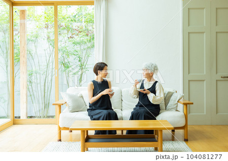 リビングのファミリー　　 104081277