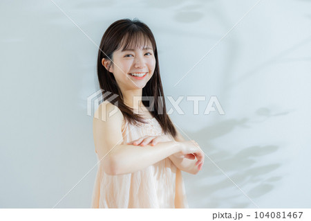 スキンケア　キャミソールの女性 104081467