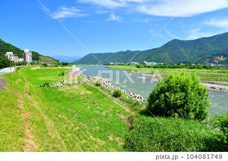 万葉橋/千曲川より戸倉上山田温泉/大正橋方面を望む(長野県千曲市)【2023.6】 万葉橋/千曲川より戸倉上山田温泉/大正橋方面を望む(長野県千曲市)【2023.6】 104081749