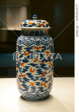 4681　青花紅彩蝠雲文壺 104082077