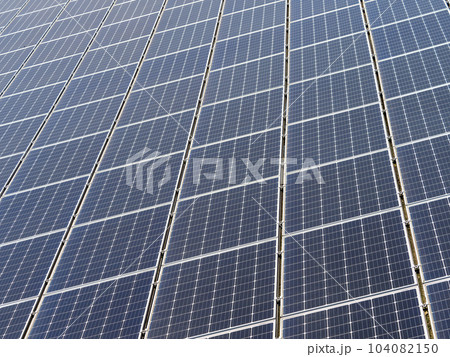 設置されたソーラーパネルのアップ 104082150