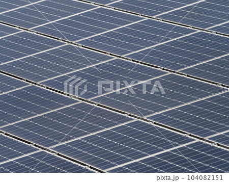 設置されたソーラーパネルのアップ 104082151