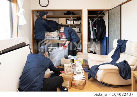 押入れの片付けをする3人の作業員 104082437