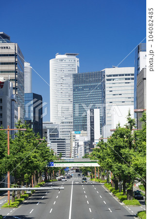 名古屋中区　都市風景　桜通の銀杏並木と名古屋駅ビル群   日銀前交差点歩道橋からの眺望 104082485